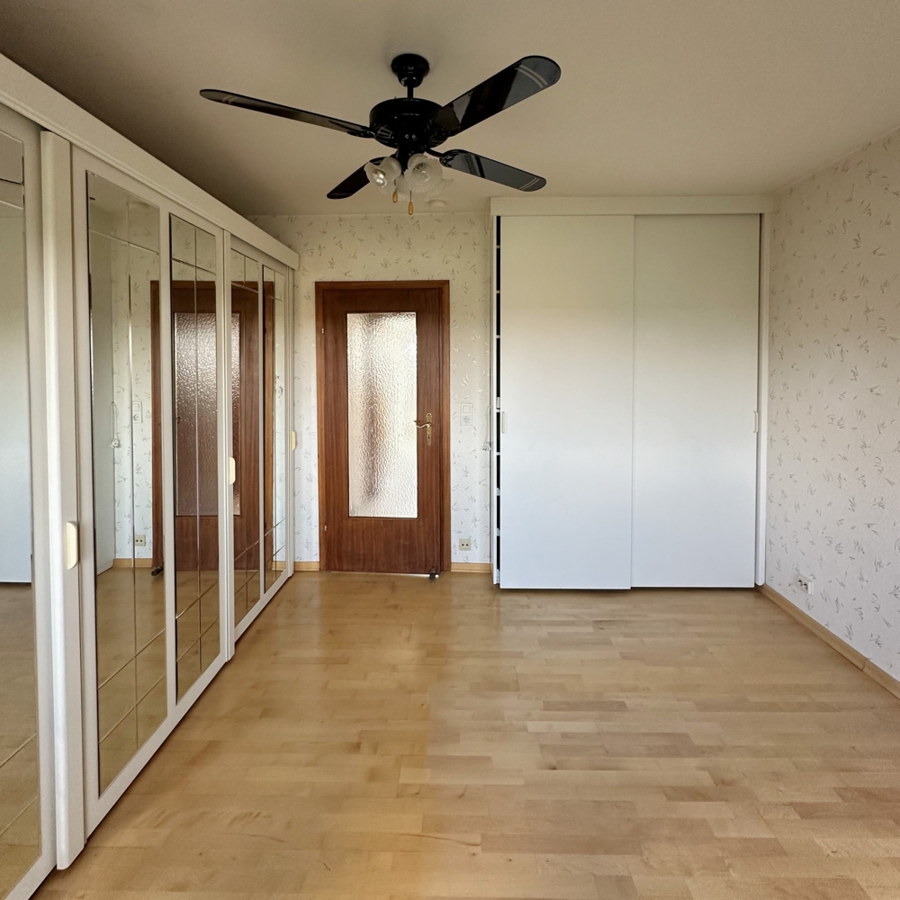 Großes Schlafzimmer